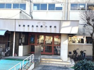 太秦小学校まで6分